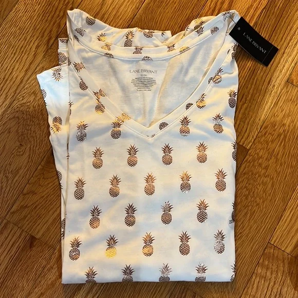 Bundle of two tops One is New and the other in great condition - Picture 2 of 9